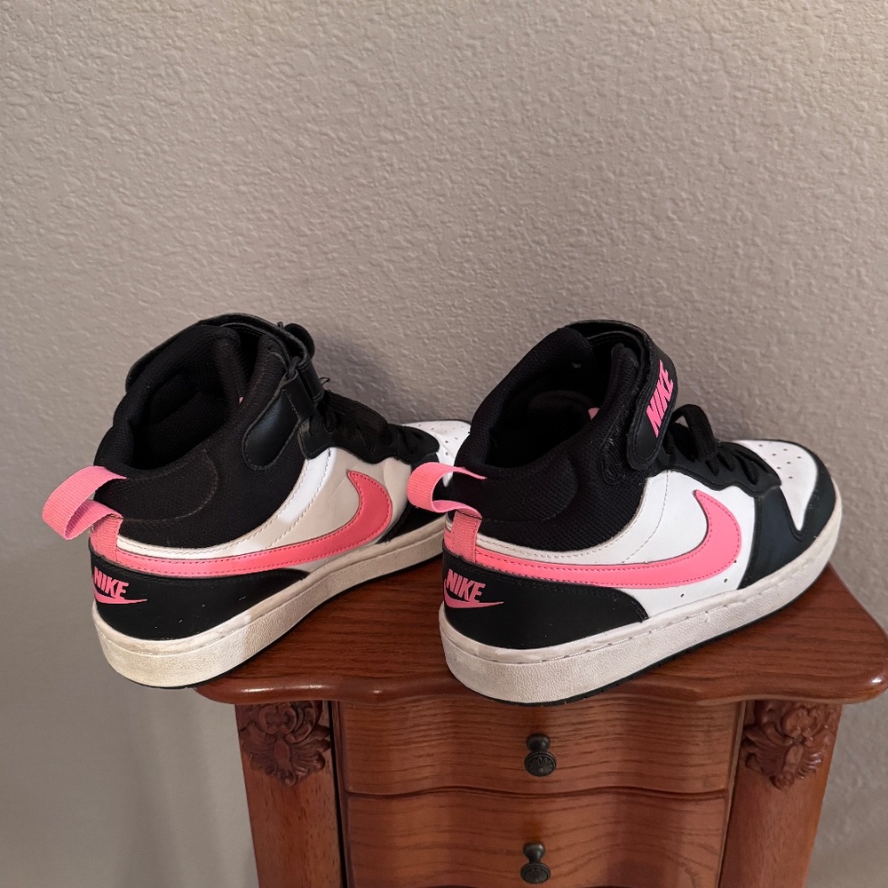 NIKE ~Court Borough Mid 2~Size 5.5 Youth Girls~excellent condition 💗💞